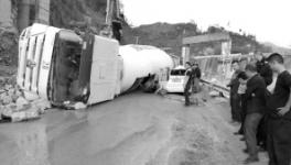 巫山一水泥罐車壓扁寶馬車頭 司機(jī)當(dāng)場身亡