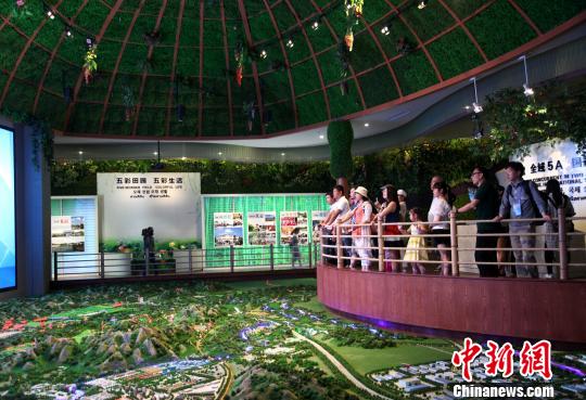 圖為海外媒體記者參觀玉林“五彩田園”現(xiàn)代特色農(nóng)業(yè)示范區(qū)?！钪拘?攝