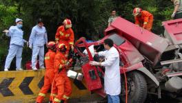 湖北咸豐一滿載水泥貨車撞上護(hù)欄3人被困