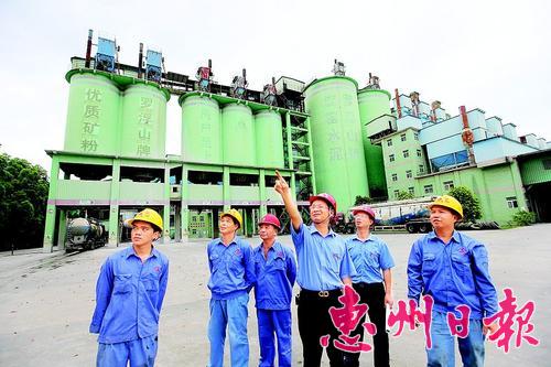     羅浮山水泥集團有限公司董事長吳國 強（中）與員工一起研究企業(yè)課題。
    本報記者鐘暢新 攝
