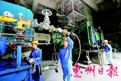 工人在生產(chǎn)車間維護保養(yǎng)機器設備。 本報記者鐘暢新 攝
