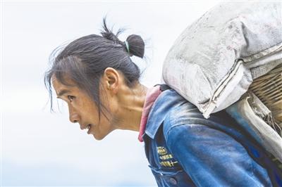 峨眉山女背山工獲網(wǎng)友點贊 每天背1噸建材掙200元