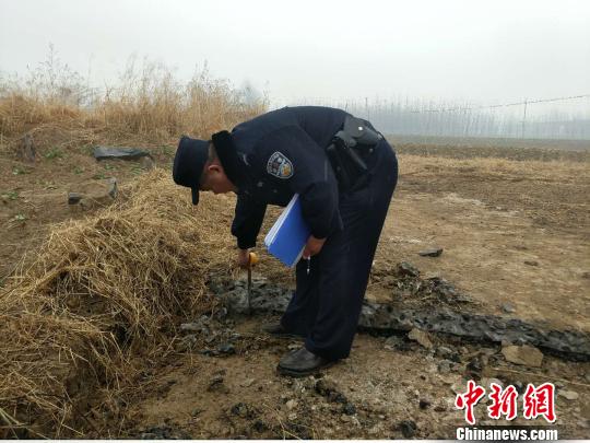 警方正在對被盜路面進勘測。警方供圖