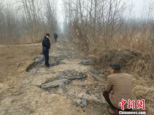 警方正在對被盜路面進勘測。警方供圖