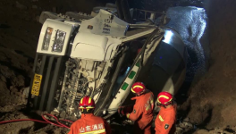 蓬萊一水泥罐車倒車翻進(jìn)深溝 消防成功救援