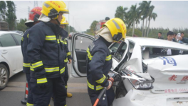 ?？谝唤叹氒嚺c水泥車發(fā)生碰撞導(dǎo)致5人受傷