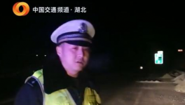 湖北高速路面傾倒砂石險(xiǎn)象環(huán)生 高警攜手路政嚴(yán)厲打擊
