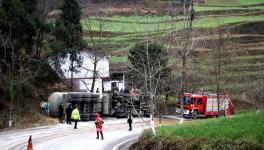 痛心！30噸水泥罐車側(cè)翻 2人死亡！