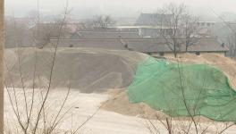 一被取締多次的砂石場(chǎng)依舊露天堆放   無(wú)人監(jiān)管