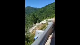 水泥跨區(qū)域銷售，水泥車翻下河壩發(fā)生事故！