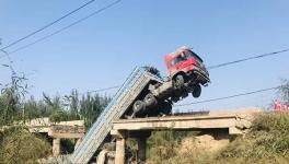 水泥熟料車壓塌公路橋！