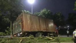 水泥運(yùn)輸車司機(jī)被困！緊急救援中... ...