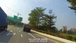 屢禁不止！又一水泥貨車側(cè)翻！