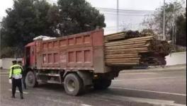 震驚交警！亡命超載，4米2拉26噸貨，超載1561%！