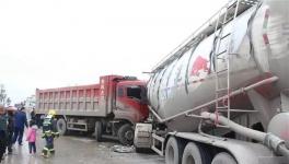 緊急救援！大貨車與散裝水泥車相撞，司機(jī)被困駕駛室！