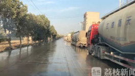 頂風(fēng)作案！這家水泥企業(yè)門(mén)口驚現(xiàn)幾十輛“百噸王”！