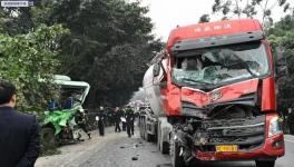 散裝水泥車追尾公交車致16人受傷！