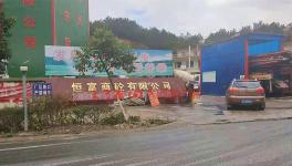 水泥車頻發(fā)事故，攪拌站長期違法占地沒人管？