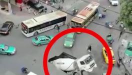 突發(fā)！路面塌陷，水泥罐車(chē)墜入大坑！