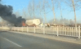 危險(xiǎn)！散裝水泥車起火燃燒，大火吞噬車頭（附視頻）