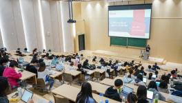 媧石集團(tuán)黨委書(shū)記、董事長(zhǎng)魏華山做客國(guó)際經(jīng)濟(jì)與貿(mào)易學(xué)院！