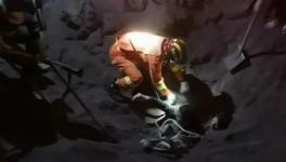 緊急！兩人陷入攪拌站沙堆，隨時(shí)有生命危險(xiǎn)！