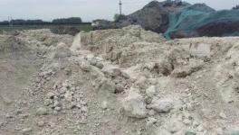 山水工廠對(duì)面露天存放固廢，占地三四畝塵土飛揚(yáng)！