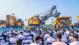 下線！交付！發(fā)車！徐工頂級“巨無霸”三箭齊發(fā)！