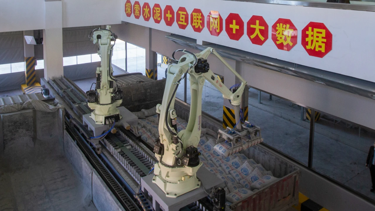?破解水泥行業(yè)難題！工業(yè)機(jī)器人大顯身手！